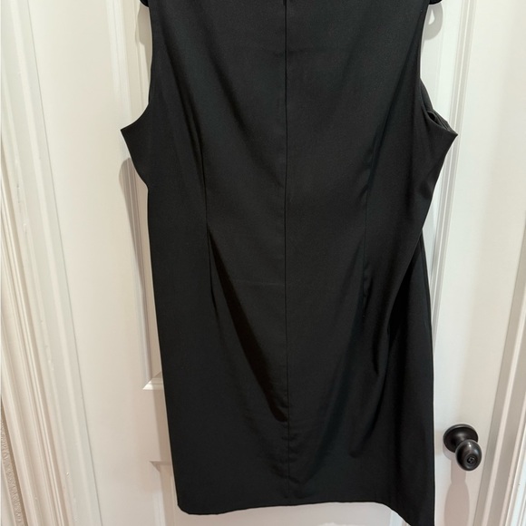 MAKE AN OFFER!
Lane Bryant Monochrome Abstract Dress - Picture 2 of 5
